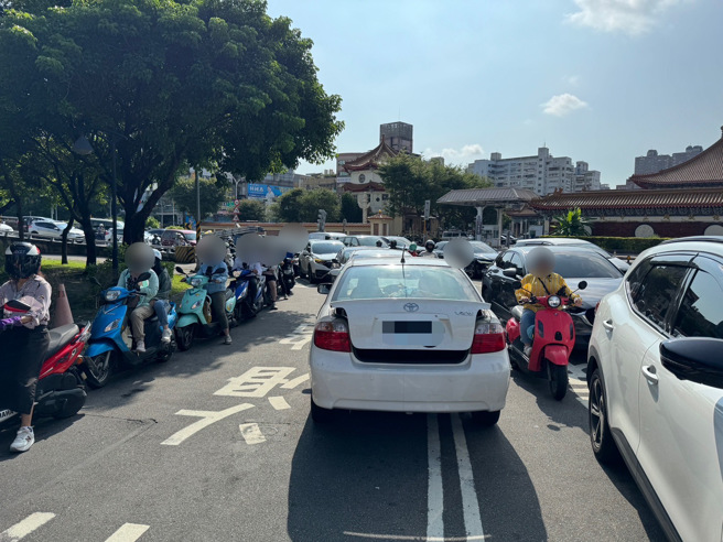 男子前一晚熬夜打電動，早上塞車不小心睡著，才釀成車禍。（翻攝畫面）