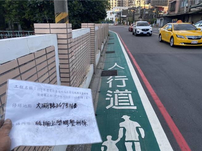 新北市莺歌区大湖路段经常发生淹水灾情，经区公所会勘后发现是有塑胶片覆盖于排水沟上，也立即将其移除并做出相关改善。（莺歌区公所提供）