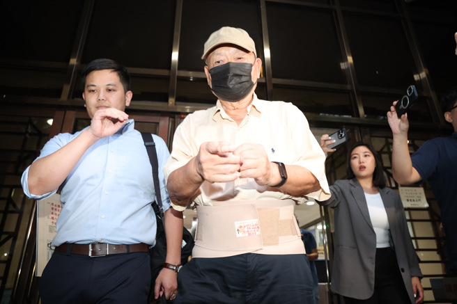 京华城容积奖励争议延烧，台北地检署19日以被告身分传唤威京集团子公司「鼎越开发」前董事长朱亚虎到案说明。媒体向他提问，要不要针对京华城案说明一下？朱亚虎小声回应「我没有，我没有行贿。」庭讯结束在律师陪同下步出法院。（邓博仁摄）