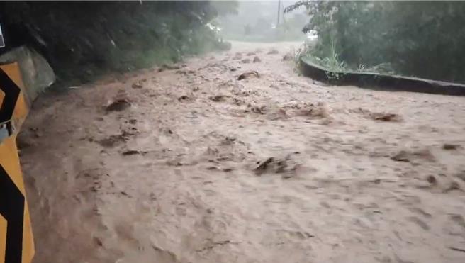 台中市近日因午後暴雨致大雪山林道9、11、12.5公里處，土石流狂瀉，道路滾滾黃流、怵目驚心。（紀華提供／張妍溱台中傳真）