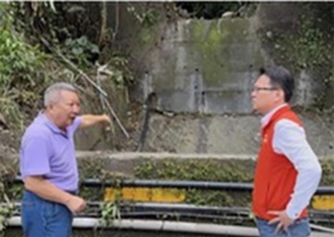 大雪山休閒農業區理事長紀華（左）向行政院中辦執行長莊競程（右）陳情，盼趕快整治改善，保障民眾通行安全。（讀者提供／張妍溱台中傳真）