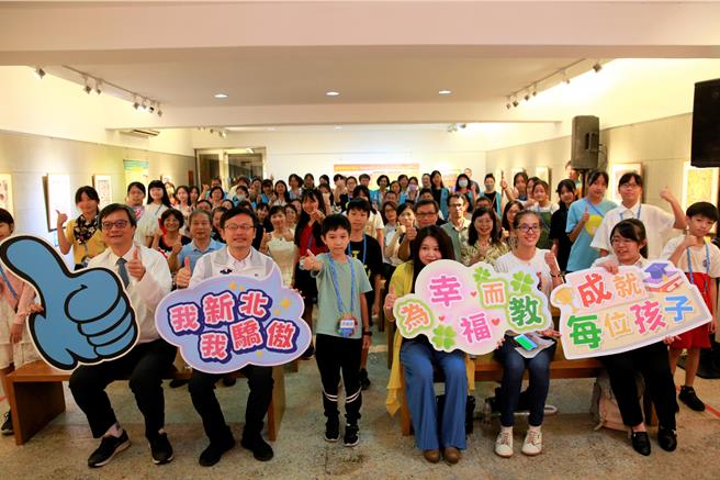 「游于艺巡展开展活动」19日在中和区秀山国小举办，预计共巡展20校，展出两大主题分别为「跟着老顽童探险去－刘其伟艺术特展」及「生活画市集－嬉游千年风俗艺术」。（教育局提供）