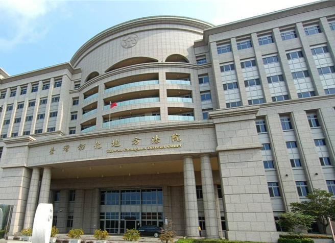 阿城利用幫鄰居智能障礙女的中風父親換尿布、衣服之際，4次對其伸鹹豬手，彰化地院依妨害性自主重判阿城應執行有期徒刑5年8月。（葉靜美攝）