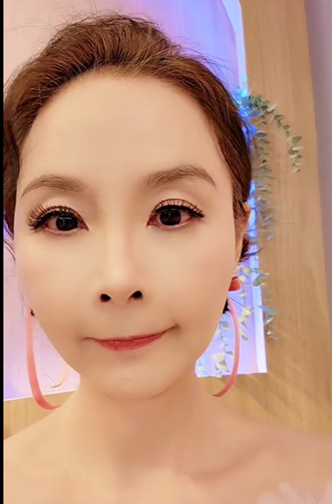 许圣梅自拍曝光况，看上去气色极佳。（图／翻摄自许圣梅 脸书）