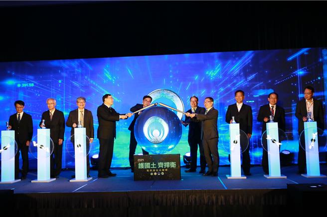 由林明昕政委上台頒發 10 位有 功人員及18 位金環獎得獎者獎狀及獎盃，接著與法務部 黃世杰政務次長、最高檢察署邢泰釗檢察總長、臺高檢署 張斗輝檢察長、內政部警政署張榮興署長、環境部彭啓明 部長、環境部沈志修次長、環境部環境管理署顏旭明署長、 農業部林業及自然保育署廖一光副署長共同啟動象徵臺 灣環境轉變之 LED 電視球。（圖台高檢提供）