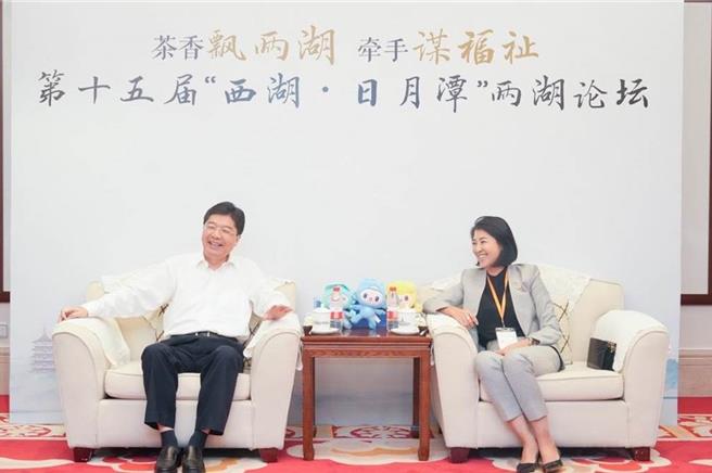 南投县长许淑华（右）、杭州市长姚高员等300多名来宾，去年7月在大陆杭州出席第15届两湖论坛。（资料照／南投县政府提供）