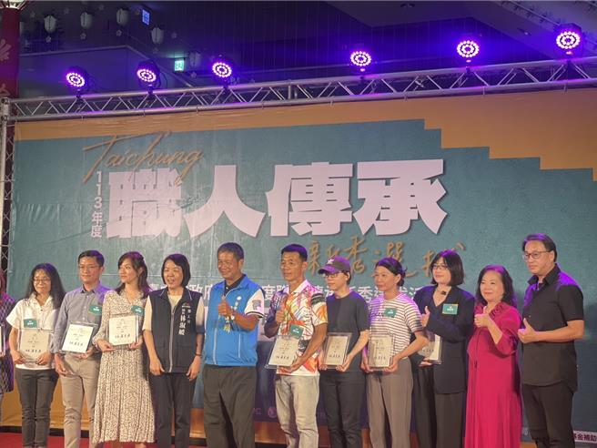 第4届「职人传承新秀选拔活动」19日举办颁奖典礼，共54人获奖，其中不乏师生、师徒檔及父女檔。（林欣仪摄）