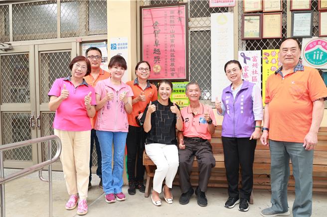 竹山鎮富州社區成為全國首獲金質卓越獎的社區，南投縣長許淑華贈匾道賀，直說「富州社區全國第一名」，可喜可賀。（楊靜茹攝）