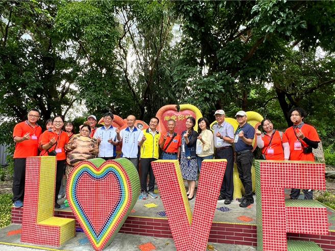 南投縣9個社區參加衛福部全國社區選拔通通獲獎，其中竹山鎮富州社區首獲金質卓越獎。（南投縣政府提供／楊靜茹南投傳真）