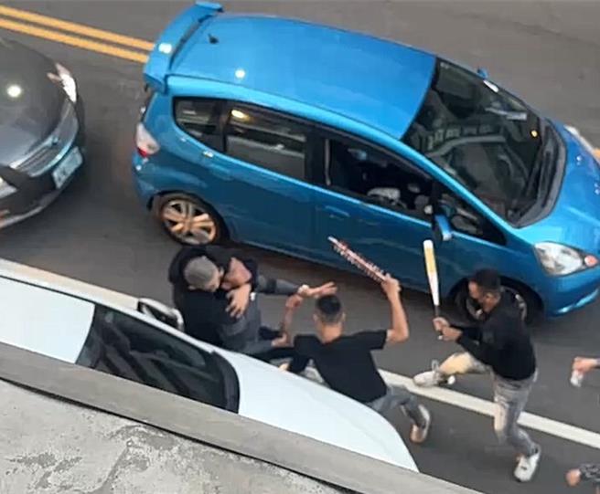 施姓、苏姓及吴姓3名男子202311月间受绰号「阿荣」花10万元当街持狼牙棒把叶姓男子打到骨折、溅血。（资料照片／民眾提供）