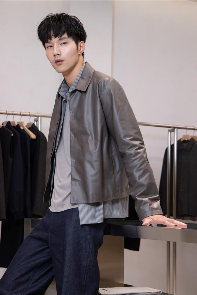 店上model示餐大象灰皮革外套的穿搭。（peter wu提供／黄唯淯台北传真）