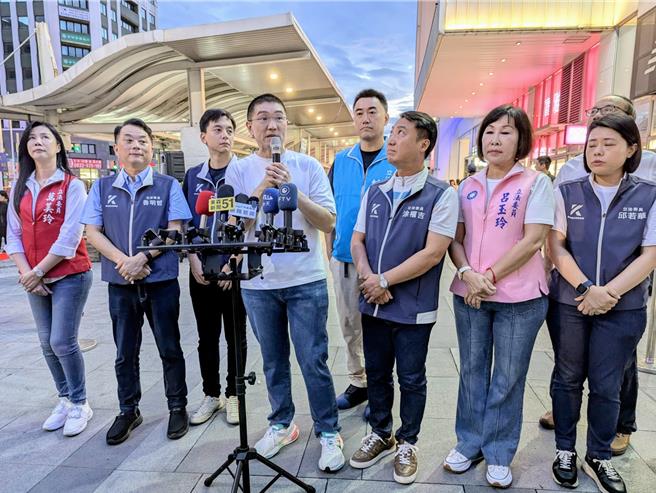 6位桃園市立法委員19日傍晚齊聚基隆市，陪同基隆市長謝國樑（前左4）掃街尋求民眾支持，希望民眾能在10月13日罷免投票中，投下不同意罷免票。前排左起為立法委員萬美玲、魯明哲、牛煦庭、基隆市長謝國樑、立法委員涂權吉、呂玉玲、邱若華。（張志康攝）