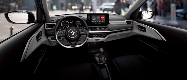 仪表控台全新设计，中央9吋多功能悬浮式中控萤幕为中文化介面，并支援无线Apple CarPlay、Android Auto，让视线更直觉、操驾更安全。（TAIWAN SUZUKI提供／陈大任台北传真）