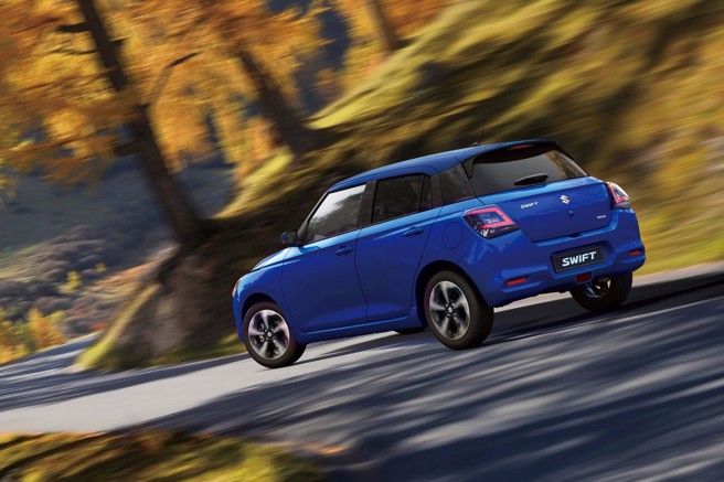 车尾两侧C字开口朝外LED造型尾灯，是这代SWIFT新特徵，图为BLUE车色。（TAIWAN SUZUKI提供／陈大任台北传真）