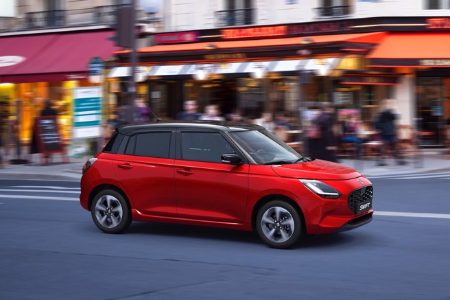 车侧 以俐落腰线贯穿前后，一气呵成，图为CANDY RED/BLACK双色车款。（TAIWAN SUZUKI提供／陈大任台北传真）