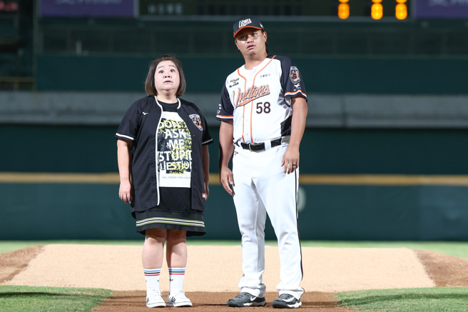 锺欣凌（左）19日来到台南棒球场担任开球嘉宾并用台语播报，最重要的是要与「弟弟」胡智为（右）相见欢。（统一狮提供）
