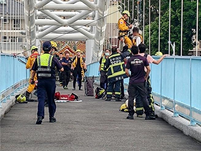 台中市19日午后下起暴雨，旱溪溪水暴涨，北屯区下午4时48分传出31岁男钓客受困旱溪邻近海天桥的河床沙洲。（中市消防局提供／潘虹恩台中传真）