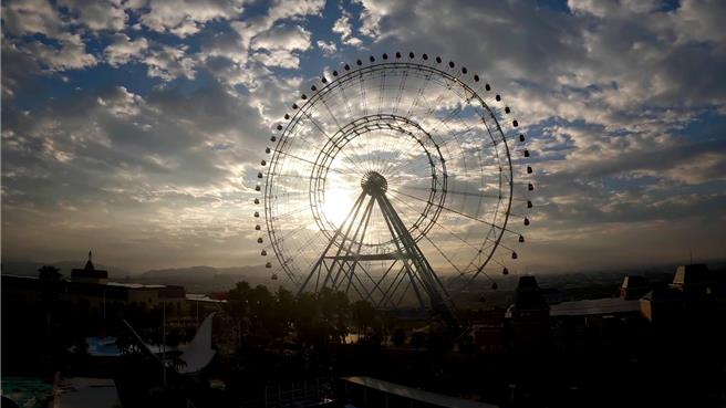 丽宝福容大饭店、丽宝赛车主题旅店每年秒杀的「跨年住房专案」23日早上10点，于丽宝福容大饭店官网准时开卖。（丽宝提供／吴娮翎台北传真）