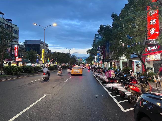 小货车失控，罗斯福路7车连环撞。（警方提供）