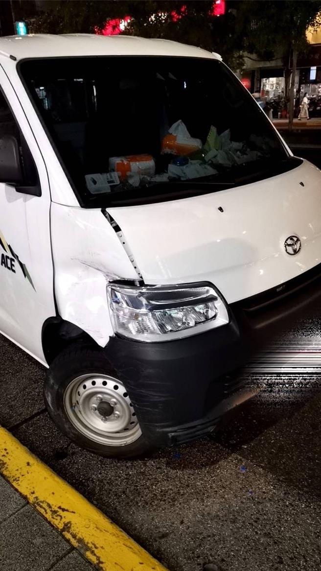 小货车失控，罗斯福路7车连环撞。（警方提供）