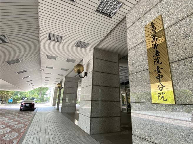 不滿母子3屍案凶嫌逃死，男大生法院外持刀割肚濺血抗議。(陳淑娥攝)