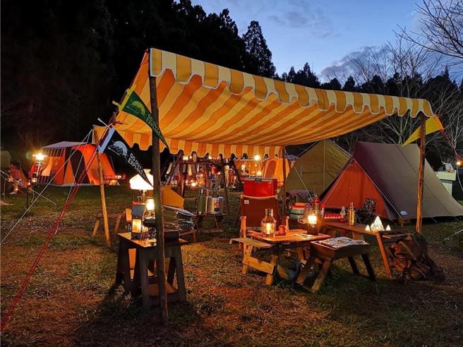 老派聚会从2019第1次一直持续到2023年第5次，主打玩老灯，用老的东西、古董来当作氛围布置，也会列出主题吸引同好参加。（Jerry提供／吴娮翎台北传真） 