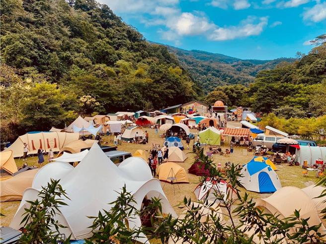 「老式派」吸引全台老派露营达人，近年更结合老派市集，让喜欢老件的人聚在一起火力全开。（Jerry提供／吴娮翎台北传真）