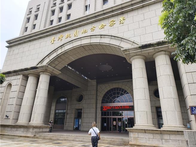 桃園地檢署偵辦賭博案件，原本已經要收尾，清查時發現竟有「友軍」涉案，由退休的員警涉嫌帶著現職警察加入簽賭，18日指揮台北市刑事警察大隊拘提，19日由檢察官複訊中，檢方複訊後，李姓退警20萬元、其餘5名警察依意圖營利聚眾賭博罪嫌、賭博罪嫌15至5萬元不等交保。（賴佑維攝）