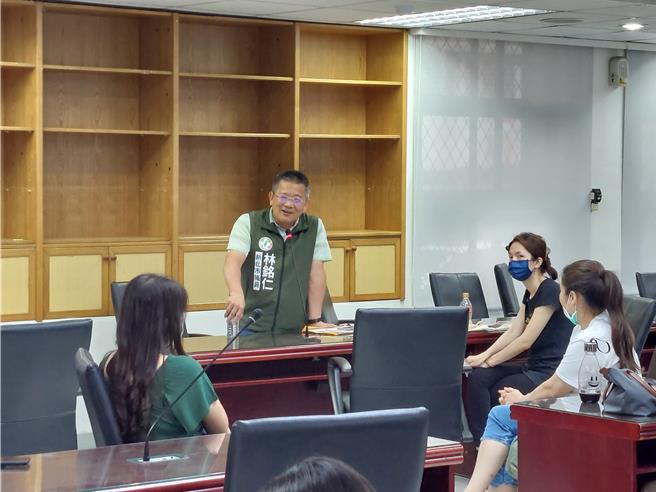 民進黨新北市議員林銘仁（左二）涉嫌詐領助理費，今（19）日被檢調約談，漏夜偵訊中。（資料照片/陳慰慈攝）