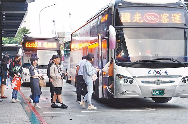 客運喊漲，交通部公路局20日表示，為推廣公共運輸政策，並減輕民眾的乘車負擔，政府已自核定次日起實施票價漲幅補貼。（本報資料照片）