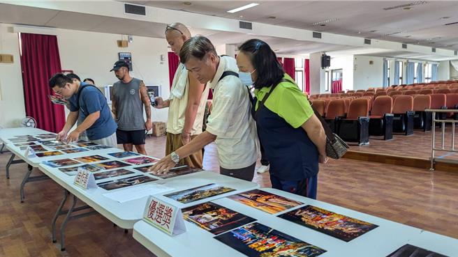 針對恆春搶孤攝影比賽爭議，屏東縣恆春鎮公所19日邀請新評審重新評選，最終金、銀、銅獎全翻盤。（謝佳潾攝）