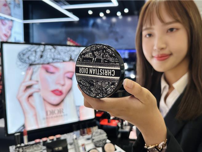 Dior Plan de Paris 巴黎地圖系列。（遠百提供）