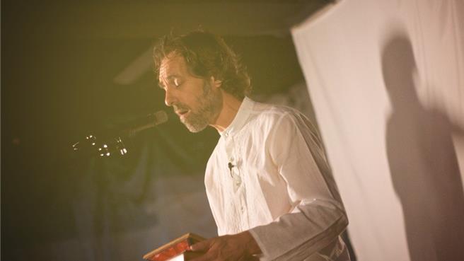 荷兰声音艺术家马克・范・汤可邻，是位声音探索者和表演艺术家，探索人声的极致可能性。（高雄文化局提供／纪爰高雄传真）