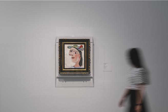 高美馆特展《瞬间－穿越绘画与摄影之旅》展出毕卡索油画作品〈女子半身像〉。（高雄文化局提供／纪爰高雄传真）
