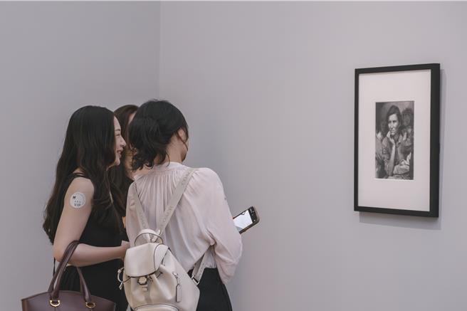 高美馆特展《瞬间－穿越绘画与摄影之旅》展出兰格摄影作品〈移工母亲〉。（高雄文化局提供／纪爰高雄传真）