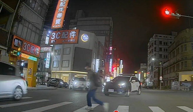 警车停下礼让行人，岂料，轿车竟直接闯过惨了。（图／翻摄自WoWtchout - 地图型行车影像分享平台）