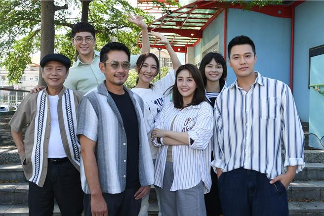 黄西田（左起）、黄新皓、柯叔元、林玟谊、韩瑜、柏妍桦、张睿家正在嘉义拍摄新戏《阿荣与阿玉》。（华视提供）