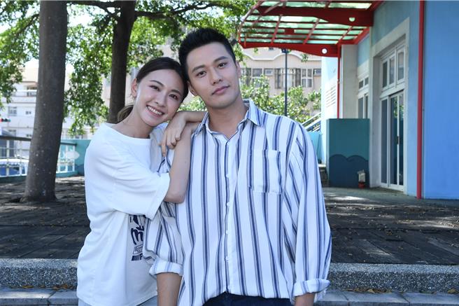 林玟谊、张睿家从上一出戏的兄妹变情侣。（华视提供）