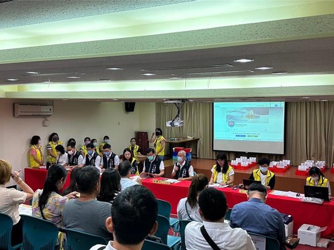 台中市地政局副局长刘正伦（前排右四），19日主持台中市第13期市地重划区抵费地标售案。图／台中市地政局