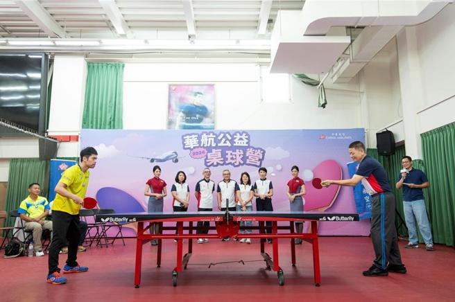 華航今年首度移師高雄舉辦公益桌球營。圖／華航提供