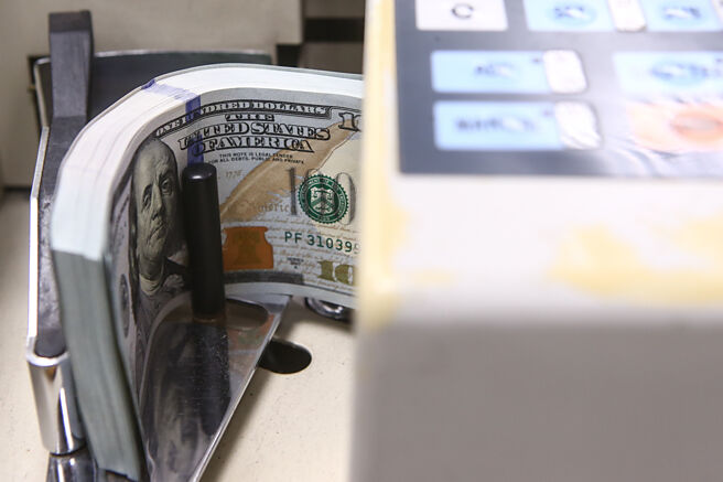 美国联准会（Fed）台湾时间19日凌晨宣布利率决策前，外资进出没有方向，新台币匯率走势震盪，盘中一度回测32元整数。图／美联社