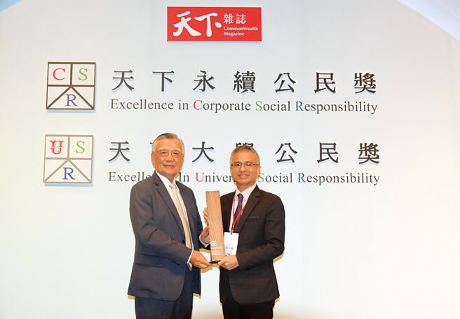 中华电信获2024天下永续公民奖大型企业服务类前三强殊荣，总统府资政林信义（左）颁奖予中华电信董事长郭水义（右）。图／中华电信提供