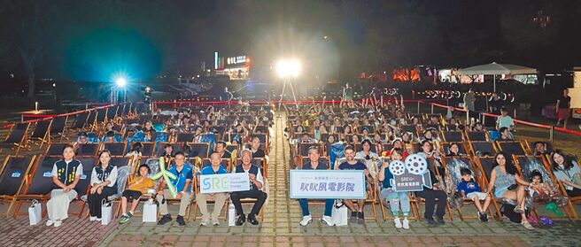 风睿能源今年第五度携手苗栗县政府文化观光局、南龙区渔会，以及Skyline Film团队，于苗栗龙凤渔港成功举办年度艺文盛事「风睿能源 吹吹风电影院」。图／风睿能源提供