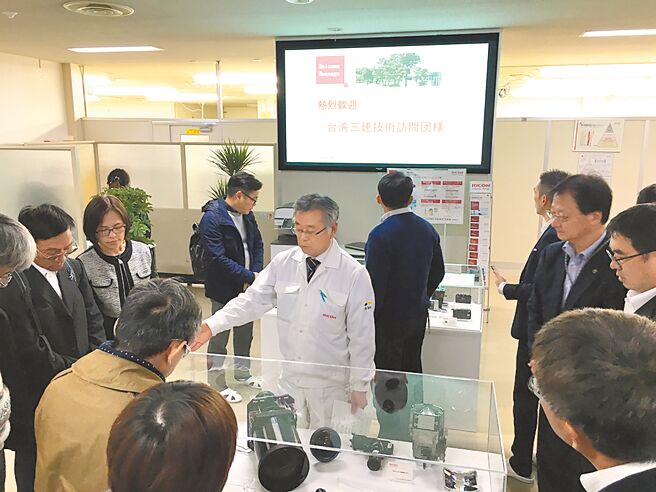 图为2017年参访理光Ricoh工厂，厂长介绍Ricoh产品歷史。图／业者提供