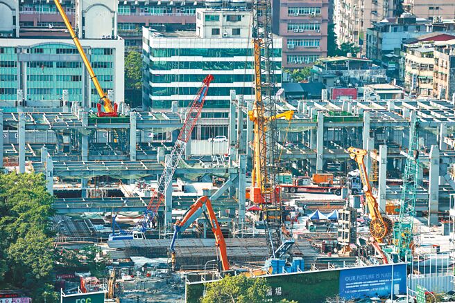 圖為京華城改建工地京華廣場，不受容積率案影響，仍持續興建中。（本報資料照片）