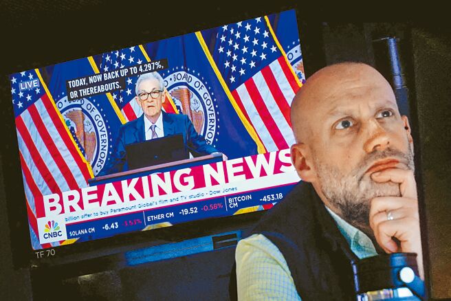 金融圈认为，美国联准会之所以降息，主要考量是通膨降温，但台湾「通膨才正要高起来」，国内物价已连续4个月衝破2％通膨警戒线。图为华尔街交易员紧盯联准会记者会。（路透）