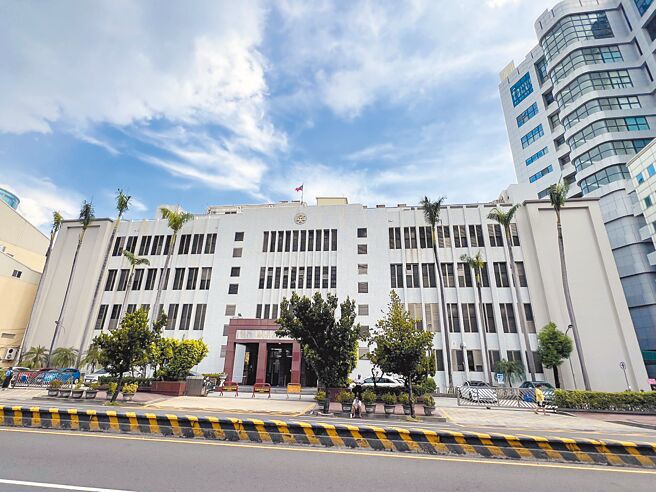 台南市許姓兄弟及孫姓男子等3人，涉嫌吸收8名現役軍人替大陸收集軍事情報，並收取高額工作費。台南高分檢偵結起訴23人。（本報資料照片）