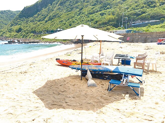 基隆市大武崙沙滩最近有业者未依使用原则，占用沙滩摆摊经营出租遮阳伞。（徐佑升摄）