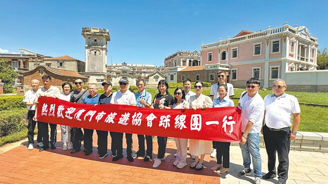 廈門市旅遊協會祕書長林峰（左六）所率領的疫後首發踩線團一行13人，於18日上午搭船經小三通順利抵達金門水頭碼頭，首站前往水頭聚落參訪「得月樓」與「金水國小」，感受濃厚的僑鄉文化。（于家麒攝）