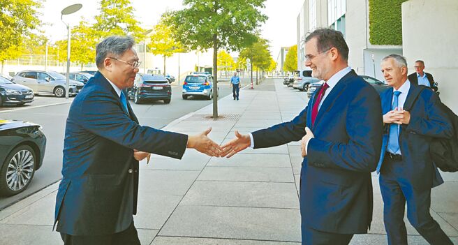 大陸商務部長王文濤（左）17日在柏林會見德國總理府部長施密特（右）。雙方就歐盟對華電動汽車反補貼案等議題深入交流。（摘自中國商務部官網）